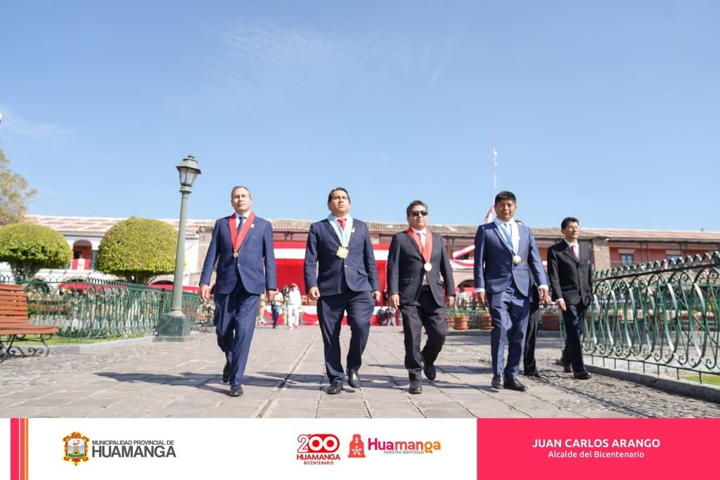 DESFILE CÍVICO - MILITAR EN LA HISTÓRICA PLAZA MAYOR DE AYACUCHO