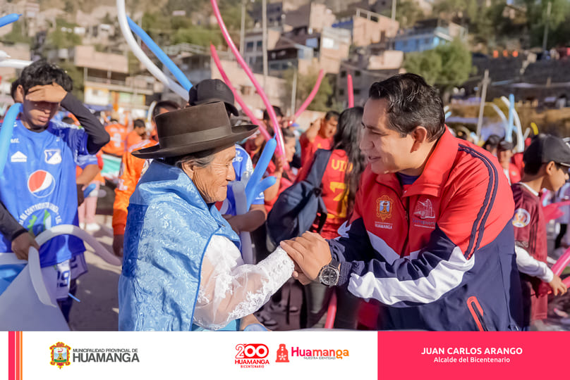 DURANTE EL FESTIVAL DEPORTIVO DE YURAQ YURAQ, EL ALCALDE DE HUAMANGA ANUNCIA MEJORAS EN LA INFRAESTRUCTURA DEPORTIVA