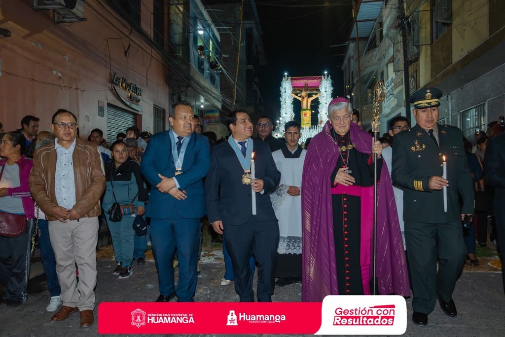 ALCALDE DE HUAMANGA ACOMPAÑA EMOTIVA PROCESIÓN DEL VIERNES DE PASIÓN