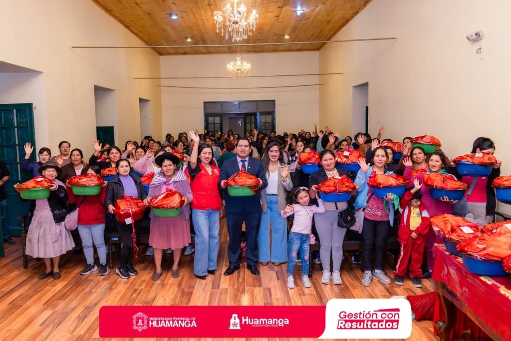 CON EMOCIÓN Y AGRADECIMIENTO, ALCALDE DE HUAMANGA RINDE HOMENAJE A LAS MADRES DEL PROGRAMA VASO DE LECHE Y COMEDORES POPULARES
