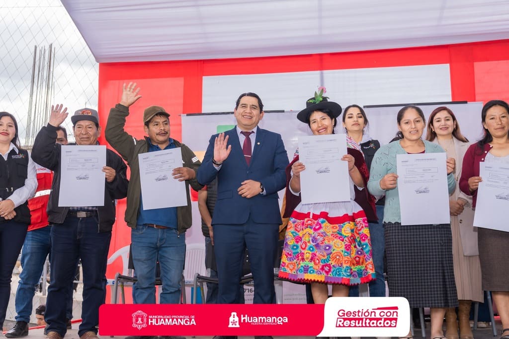 TRAS 20 AÑOS DE ESPERA, ALCALDE DE HUAMANGA LOGRA LA FORMALIZACIÓN DE LOTES EN BENEFICIO DE MÁS DE 3 MIL FAMILIAS