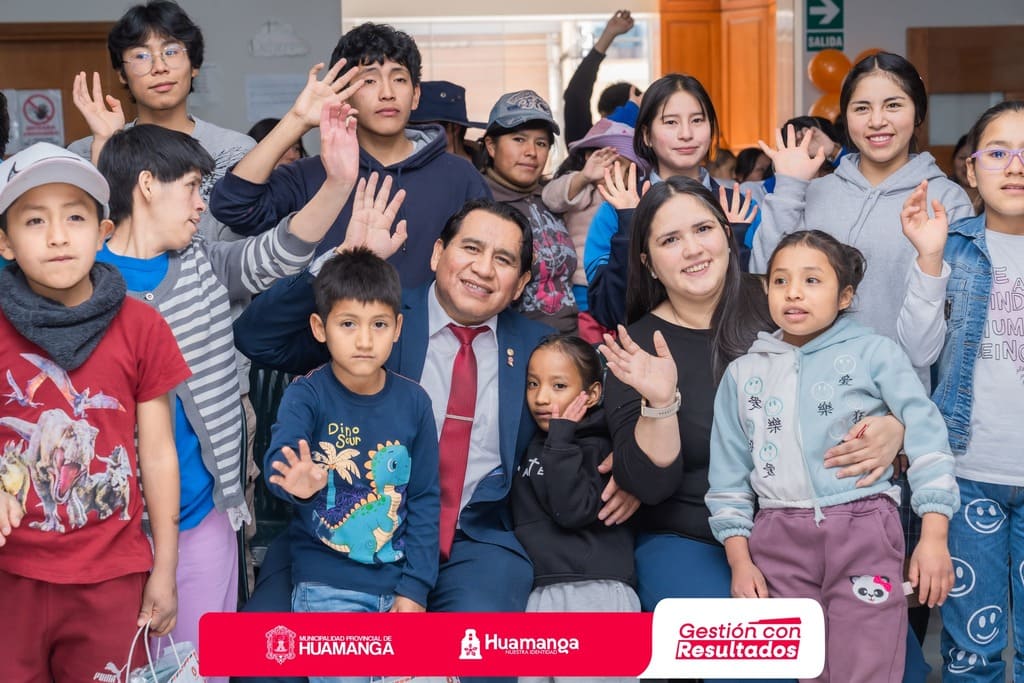 ALCALDE DE HUAMANGA LLEVA AMOR Y TERNURA A NIÑOS DEL ALBERGUE CASA LUZ