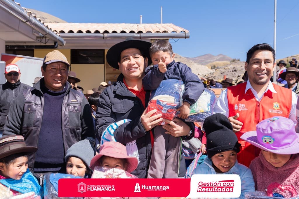 EN UN GESTO DE ESPERANZA ALCALDE DE HUAMANGA ENTREGA ABRIGOS A FAMILIAS VULNERABLES DE OCCOLLO - VINCHOS